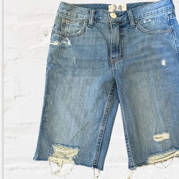 Free People Distressed Bermuda Shorts size 24 - Picture 3 of 6